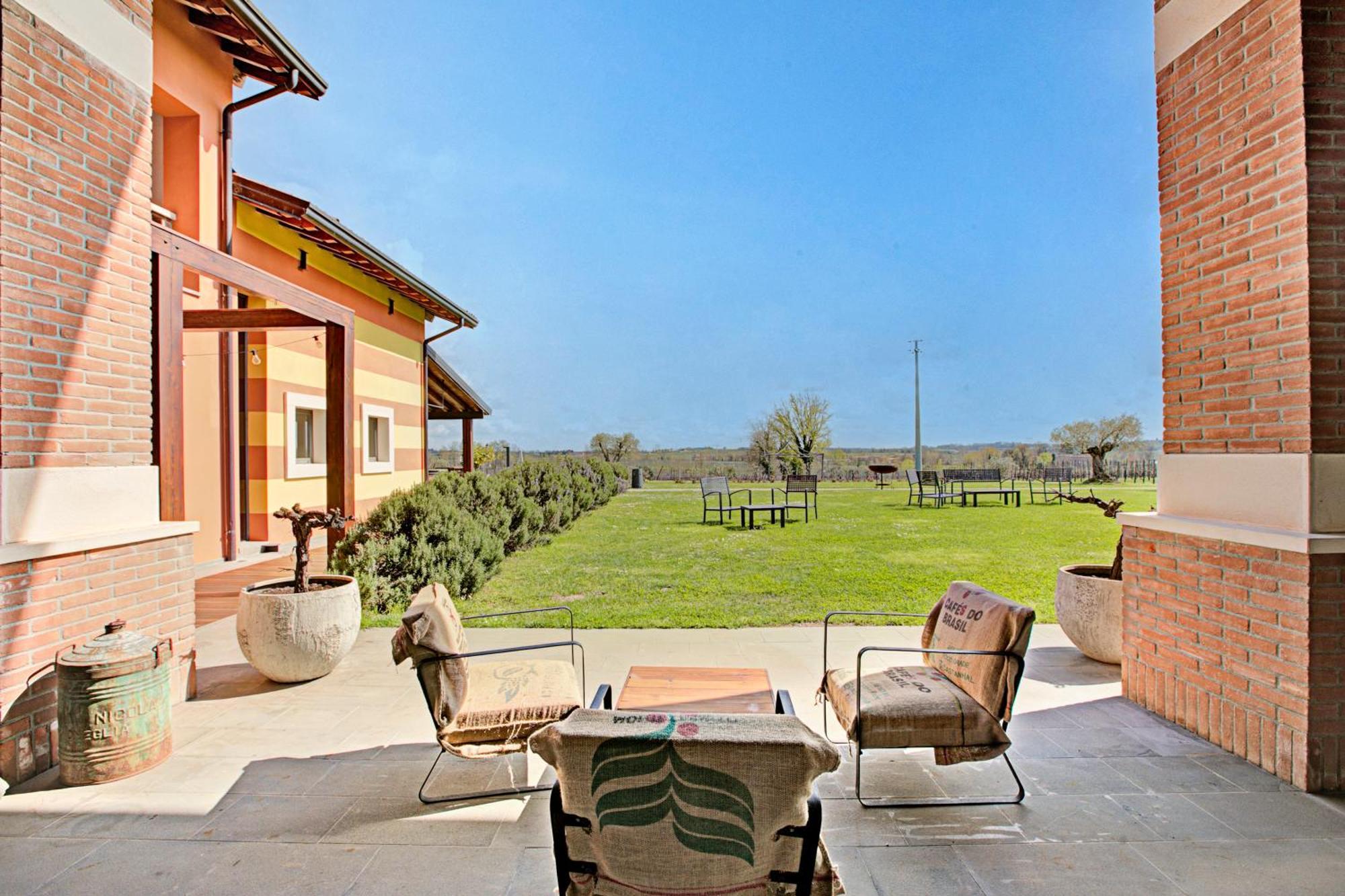 Almavite Wine With Pool - Happy * Desenzano del Garda