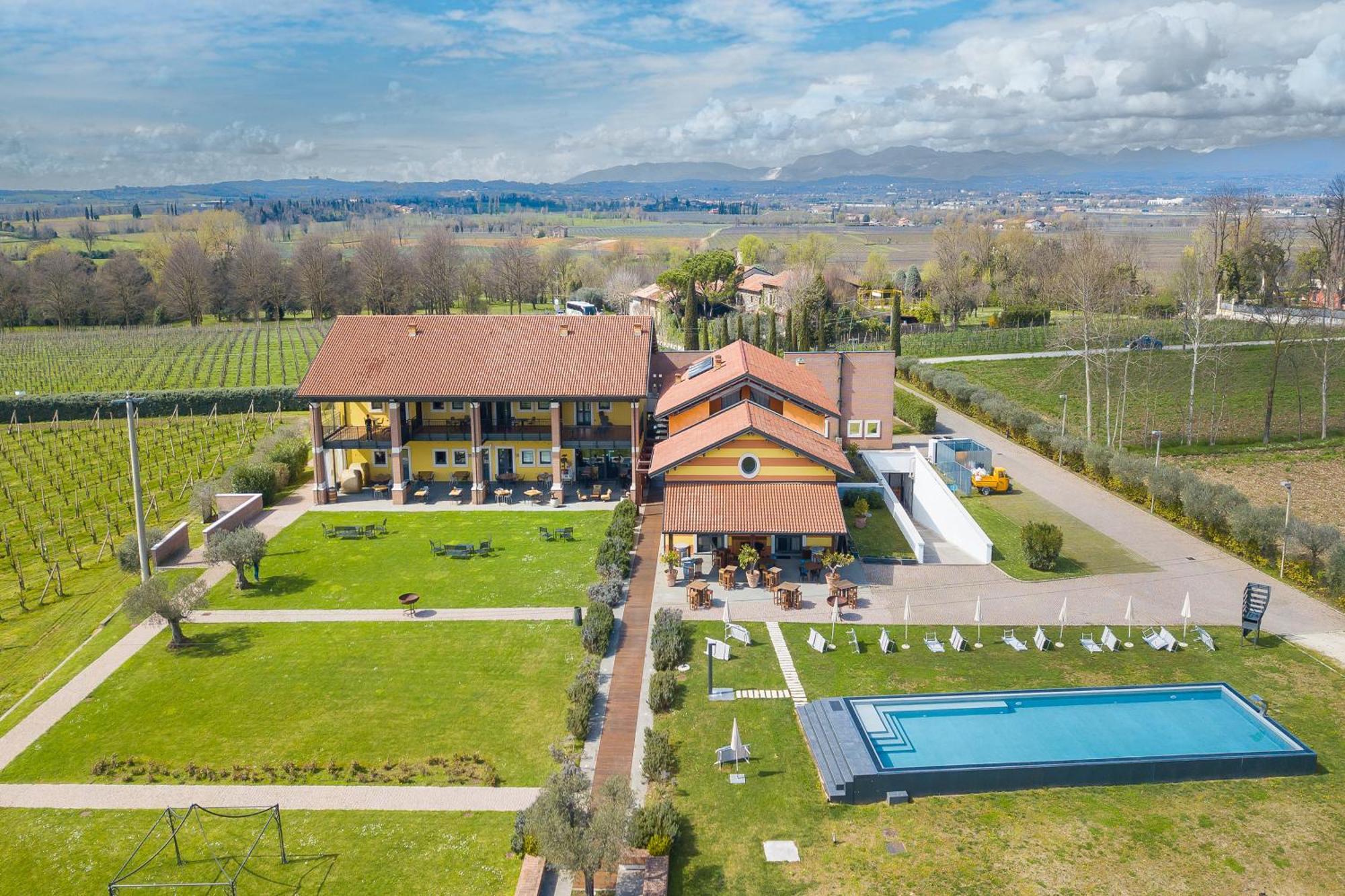Almavite Wine With Pool - Happy * Desenzano del Garda